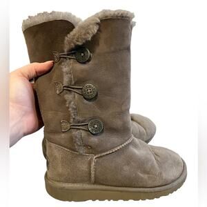 UGG BAILEY BUTTON TRIPLET tall‎ Gray Size 4
